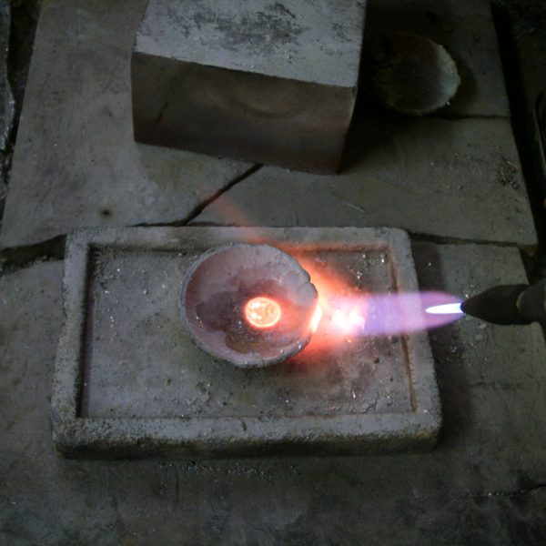 東京の職人の手作りで加工