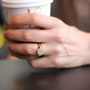 ゴールドシグネットリング着用2